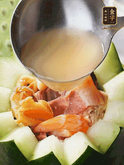 煮好后，盛入冬瓜盅。放入鍋中，可繼續(xù)燉煮，越燉越有味