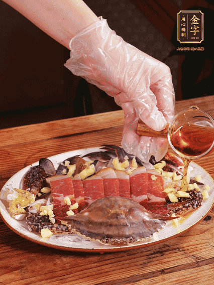 冷水上鍋蒸12分鐘（具體看蟹的大小），最后撒上蔥絲、澆上熱油即可