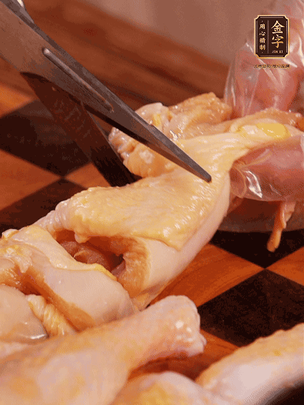 土雞處理干凈，切成大塊，加蔥姜、花雕酒、鹽腌制10分鐘