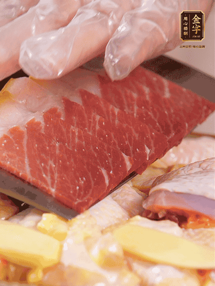 碼上金字火腿片，上鍋蒸足40分鐘