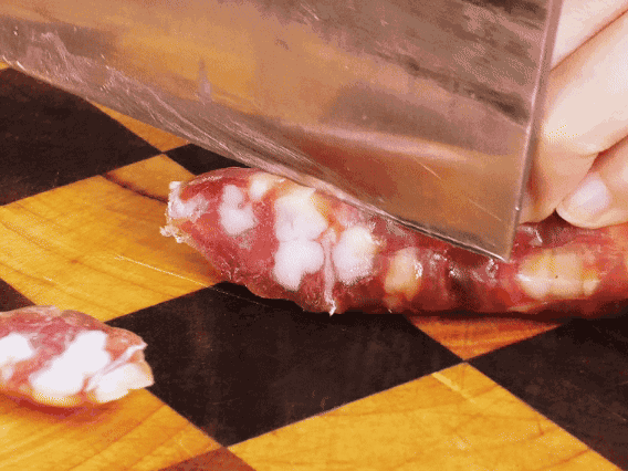 香腸少油煸出香味，下南瓜、板栗、香菇翻炒。2勺生抽、1勺老抽、1勺蠔油、1勺鹽、半勺糖調(diào)味