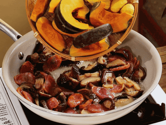 清洗好的大米放入電飯鍋，加裹滿醬汁的食材，再加剛好沒過食材的水，攪拌一下