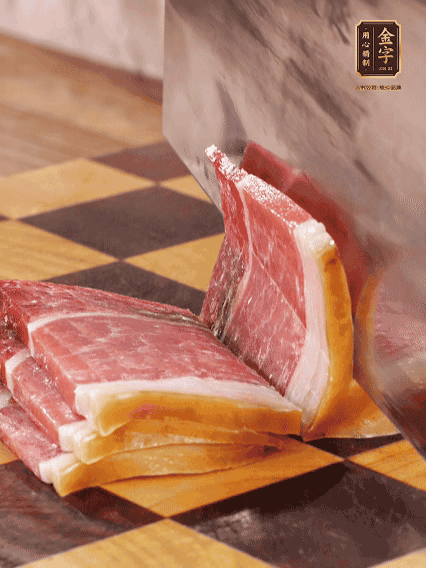 金字火腿切片，溫水浸泡5分鐘；肉皮泡發(fā)，切成小塊。