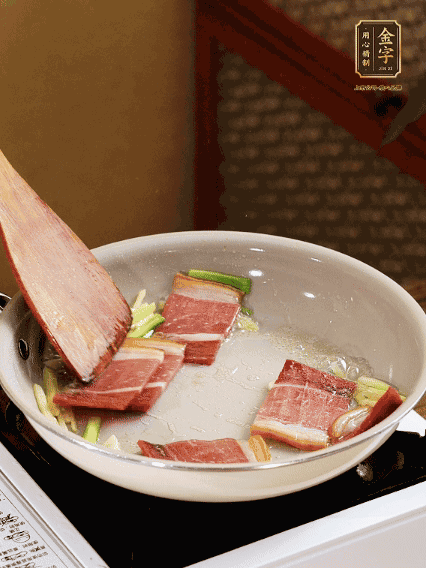 熱油下鍋，火腿、蔥姜蒜煸出香味備用