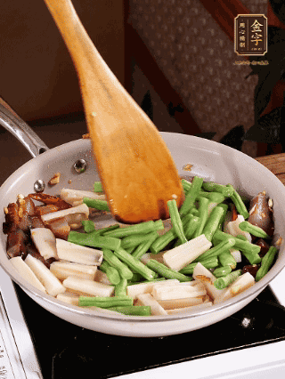 加少許生抽、蠔油、料酒、雞精調(diào)味，少許清水燜2分鐘，炒至豆角皺皮即可