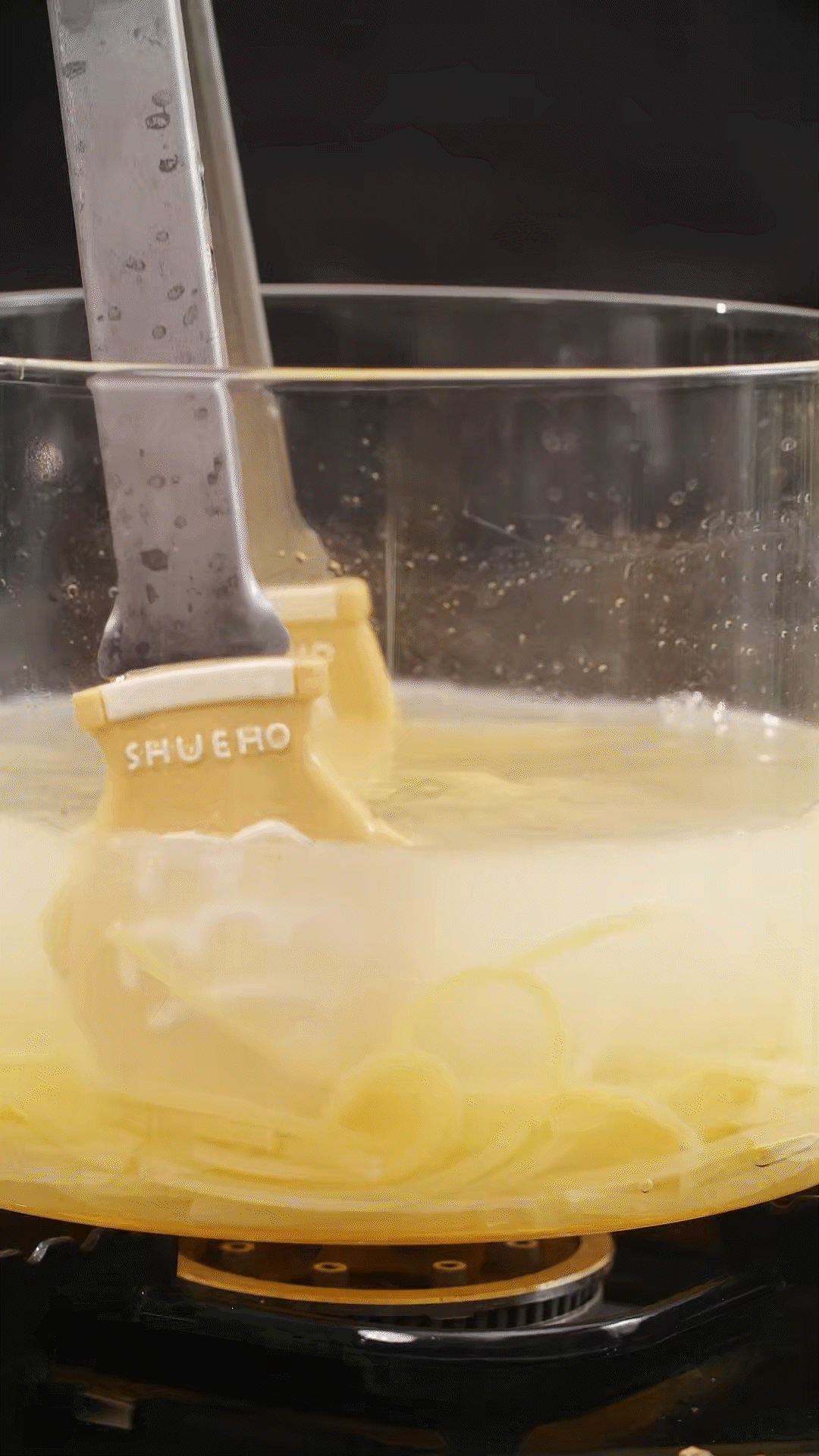 將意面煮熟，到自己喜歡的熟度。撈出過冷水，瀝干
