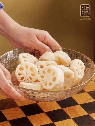 蓮藕洗凈削皮，切大塊，用鹽、糖腌制30分鐘。