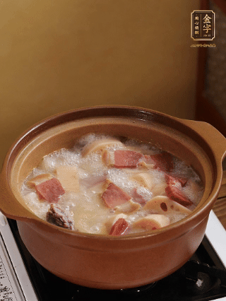 豬油潤鍋，豬骨、姜片煸出油脂香，再依次下開水、蓮藕、火腿，大火燒開