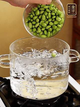 嫩毛豆汆燙1分鐘。