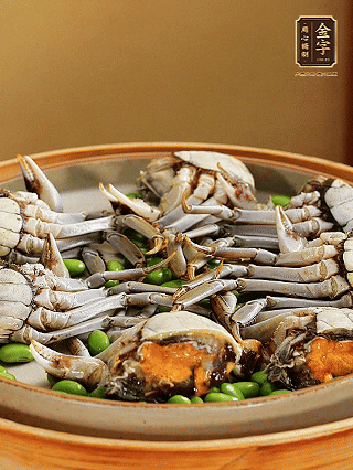 盤底鋪毛豆，依次放大閘蟹、咸肉， 淋一圈料酒、豉油。