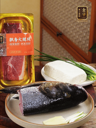 花鰱魚頭處理干凈（刮黑膜、除貼骨血、拔魚牙、剪魚鰭、刮凈魚肉表面雜質(zhì)），從中間劈開成兩半，擦干水分