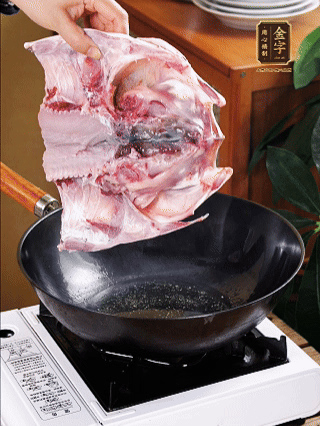 鍋里油燒熱（一半豬油、一半玉米油），放入魚頭，把魚頭煎至少兩面金黃