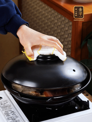 大火燒開，大火煮10~15分鐘。放入切好的豆腐，再煮5分鐘