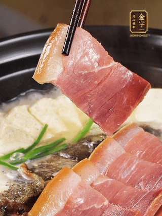 加入一丟丟鹽，撒點(diǎn)胡椒粉，蔥段點(diǎn)綴